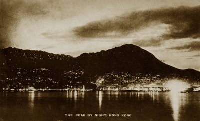 Il Picco di notte, Hong Kong, da un album di fotografie relative al servizio di Pte H. Chick, 1940 da English Photographer