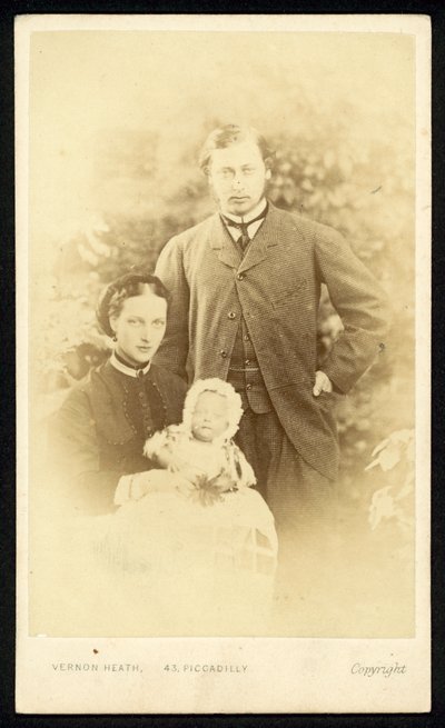 Il Principe e la Principessa del Galles e Principe Alberto Vittorio da English Photographer