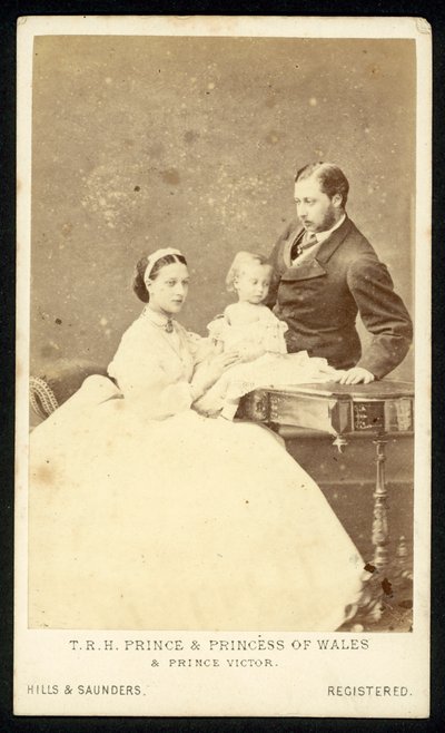 Il Principe e la Principessa del Galles e Principe Vittorio da English Photographer