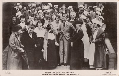 Il Principe di Galles (poi Re Edoardo VIII), con un gruppo di studentesse da English Photographer