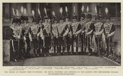 La visita del principe di Galles a Oxford, Sua Altezza Reale e gli ufficiali degli Oxfordshire Hussars della regina da English Photographer
