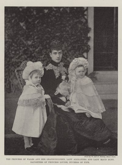 La principessa di Galles e i suoi nipoti, Lady Alexandria e Lady Maud Duff, figlie della principessa Louise, duchessa di Fife da English Photographer