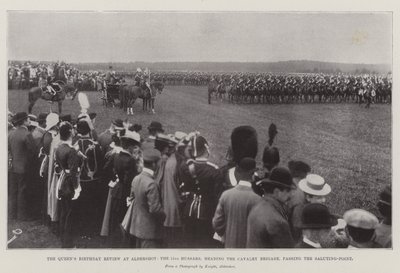La parata del compleanno della regina ad Aldershot, i 15° Ussari, in testa alla brigata di cavalleria, passano il punto di saluto da English Photographer