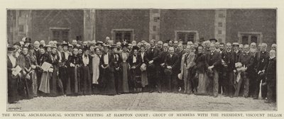 Riunione della Società Archeologica Reale a Hampton Court, Gruppo di Membri con il Presidente, Visconte Dillon da English Photographer