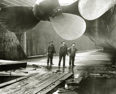 Le eliche del Titanic nel Thompson Graving Dock di Harland & Wolff, Belfast, Irlanda, 1910-11 da English Photographer