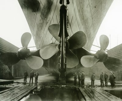 Le eliche del Titanic nel Thompson Graving Dock di Harland und Wolff, Belfast, Irlanda, 1910-11 da English Photographer