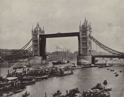 Il Tower Bridge, guardando verso est (foto b/n) da English Photographer