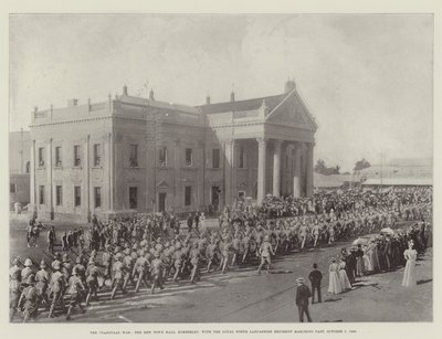 La guerra del Transvaal, il nuovo municipio di Kimberley, con il reggimento Loyal North Lancashire che marcia, 7 ottobre 1899 da English Photographer