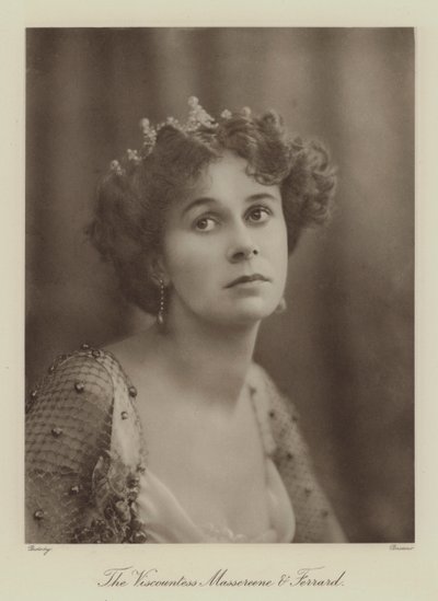 La viscontessa Massereene e Ferrard (foto b/n) da English Photographer