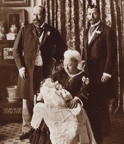 Il battesimo del futuro re Edoardo VIII, con la regina Vittoria, re Edoardo VII e re Giorgio V da English Photographer