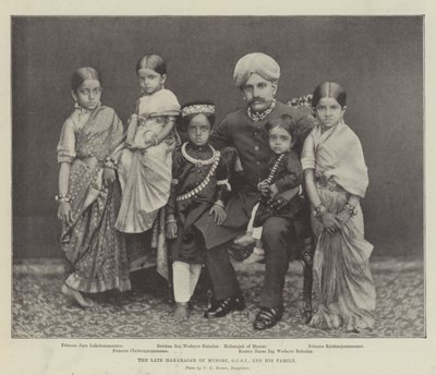 Il defunto Maharajah di Mysore, GCSI, e la sua Famiglia da English Photographer