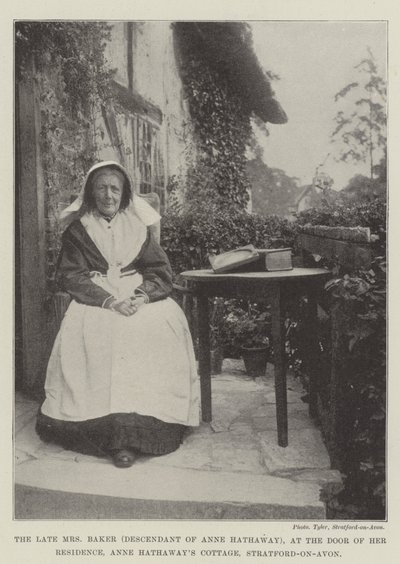La defunta signora Baker (discendente di Anne Hathaway), alla porta della sua residenza, cottage di Anne Hathaway, Stratford-on-Avon da English Photographer