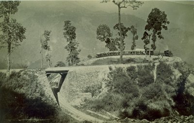 Il loop ad Agony Point a Tindharia sulla Ferrovia Himalayana del Darjeeling, 1880s da English Photographer