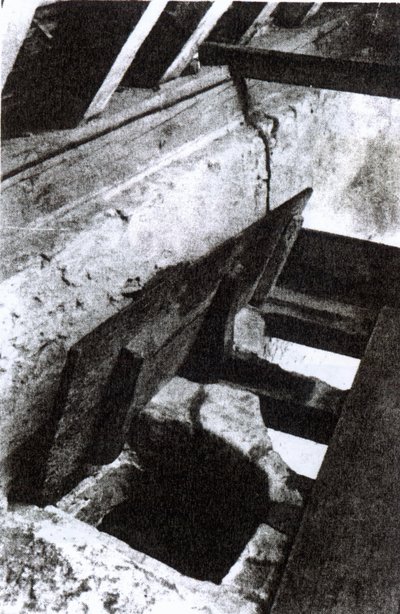 Il nascondiglio dei sacerdoti in una scala a Sawston Hall progettato e realizzato dal martire e santo gesuita, Nicholas Owen, c.1935 da English Photographer