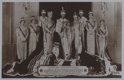 La famiglia reale nei loro abiti di incoronazione da English Photographer