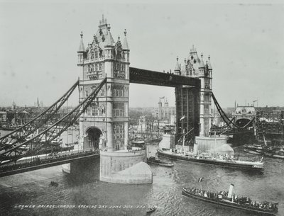 Tower Bridge nel giorno della sua apertura, 1894 da English Photographer