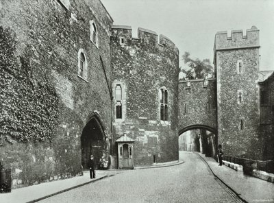Torre di Londra, Tower Hill: La Torre Insanguinata, 1890 da English Photographer