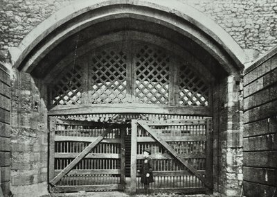 Torre di Londra, Tower Hill: Traitors Gate, 1890 da English Photographer