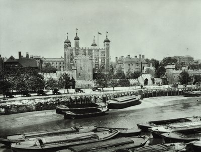 Torre di Londra, Tower Hill: dal fiume, 1895 da English Photographer