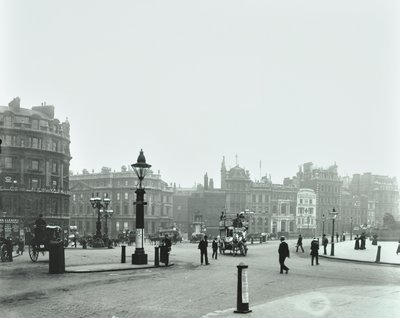 Trafalgar Square: vista est verso Charing Cross, 1896 da English Photographer