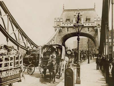 Traffico sul Tower Bridge da English Photographer