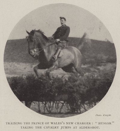Addestramento del Nuovo Cavallo del Principe di Galles, Ussaro che Salta gli Ostacoli di Cavalleria ad Aldershot da English Photographer