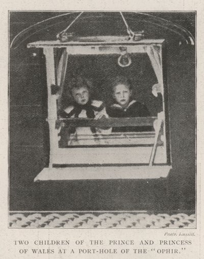 Due bambini del principe e della principessa di Galles a un oblò dell