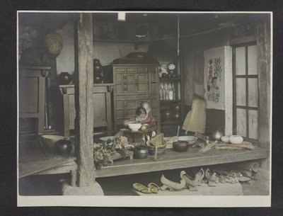 Due bambini che mangiano, dentro una casa, Album fotografico della Corea da English Photographer