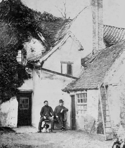 Due uomini fuori dal cottage di Enfield, c.1890 da English Photographer