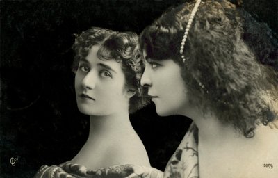 Due donne in posa (foto in b/n) da English Photographer