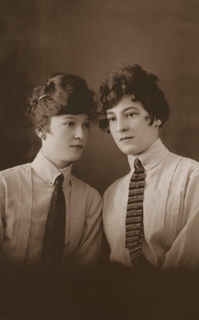 Due giovani donne edoardiane con cravatte da English Photographer
