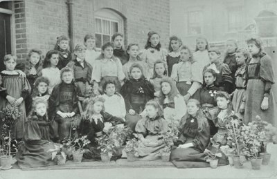 Classe sconosciuta di ragazze, 1896 da English Photographer