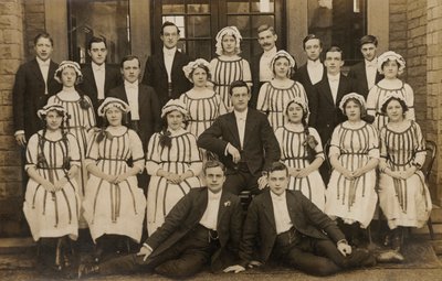 Gruppo insolito di giovani uomini e donne, inizio XX secolo (foto in b/n) da English Photographer