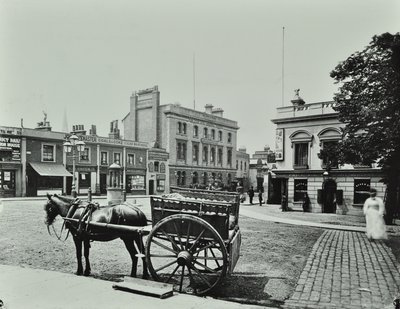 Upper Richmond Road, ovest da Putney High Street, con veicolo trainato da cavalli in primo piano, 1880 da English Photographer