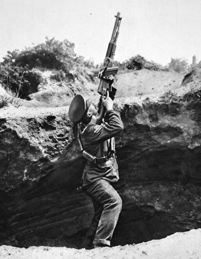 Usare un fucile automatico Hotchkiss da una buca di proiettile: un attacco inaspettato, da The Illustrated War News, 2 agosto 1916 da English Photographer