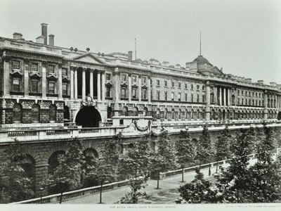 Victoria Embankment: Somerset House, elevazione verso Victoria Embankment, 1896 da English Photographer