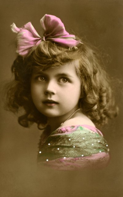 Ragazza vittoriana con un fiocco rosa nei capelli da English Photographer