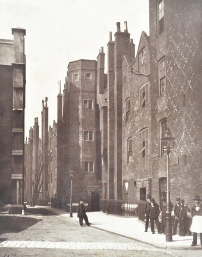 Vista della piazza vecchia di Lincolns Inn, Londra, 1876 da English Photographer