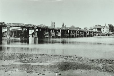 Vista dei vecchi e nuovi Putney Bridges con casa di essiccazione e chiesa di All Saints sullo sfondo, 1885 da English Photographer