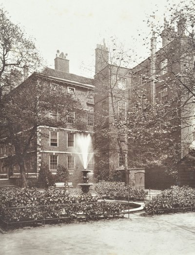 Vista della fontana a Middle Temple Fountain Court, Londra, 1884 da English Photographer