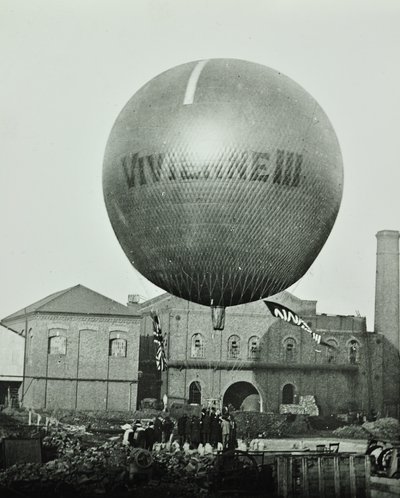Mongolfiera Vivienne III davanti alla Wandsworth Gas Company, 1898 da English Photographer