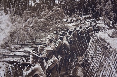Truppe russe della Prima Guerra Mondiale in una trincea sul fronte del fiume Dvina, settembre 1917 da English Photographer