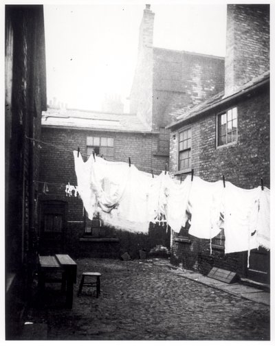 Filo per stendere i panni in Eagle and Child Yard, Hunslet, Leeds, 13 maggio 1896 da English Photographer