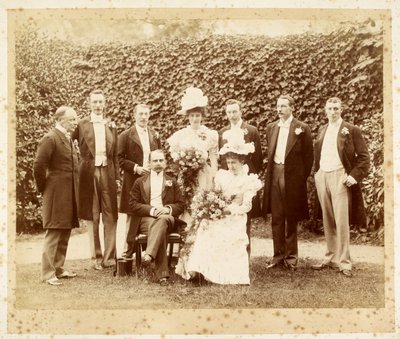 Ritratto di nozze di Francis Edward Younghusband e Helen Augusta Magniac, Datchet da English Photographer