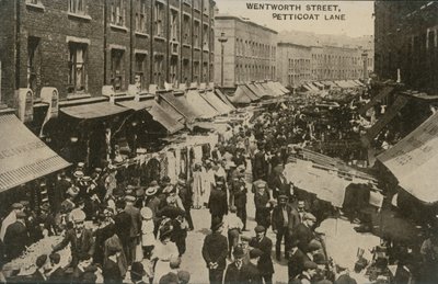 Wentworth Street, Petticoat Lane, Londra da English Photographer