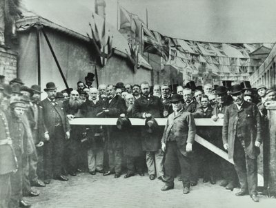Westferry Road: liberazione della strada dal pedaggio, 1885 da English Photographer
