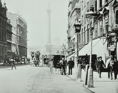 Whitehall: vista verso Trafalgar Square, 1895 da English Photographer