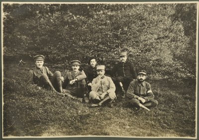 William Lawrence Bragg e Harold Roper Robinson con altri, Vosgi, 1915 da English Photographer