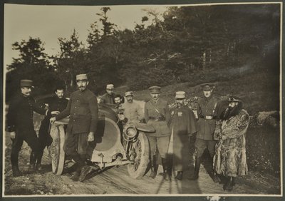 William Lawrence Bragg e Harold Roper come parte di un gruppo con un