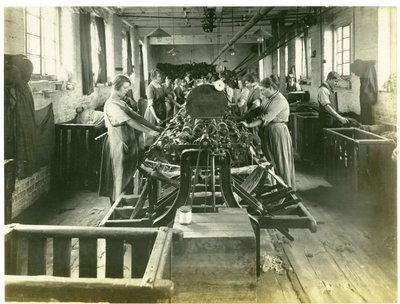 Sala di avvolgimento, fabbrica Hughes n. 2, 1923 da English Photographer